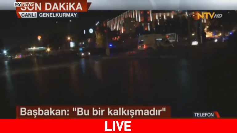 Δημοσιογράφος μεταδίδει ζωντανά όσα συμβαίνουν στην πλατεία Ταξίμ