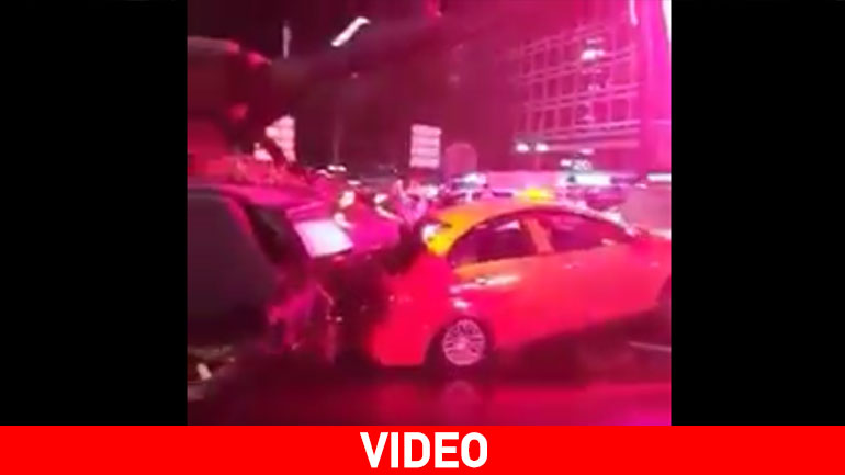 Συγκλονιστικές εικόνες από την Τουρκία: Τανκ πέφτει πάνω σε αυτοκίνητα