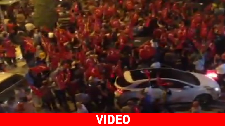 Τούρκοι υποστηρικτές του Ερντογάν βγαίνουν στους δρόμους