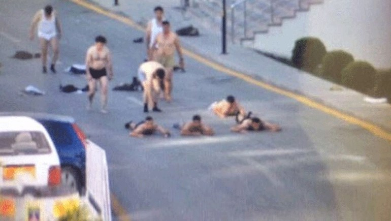 Πραξικοπηματίες στη γέφυρα του Βοσπόρου προχωρούν γυμνοί