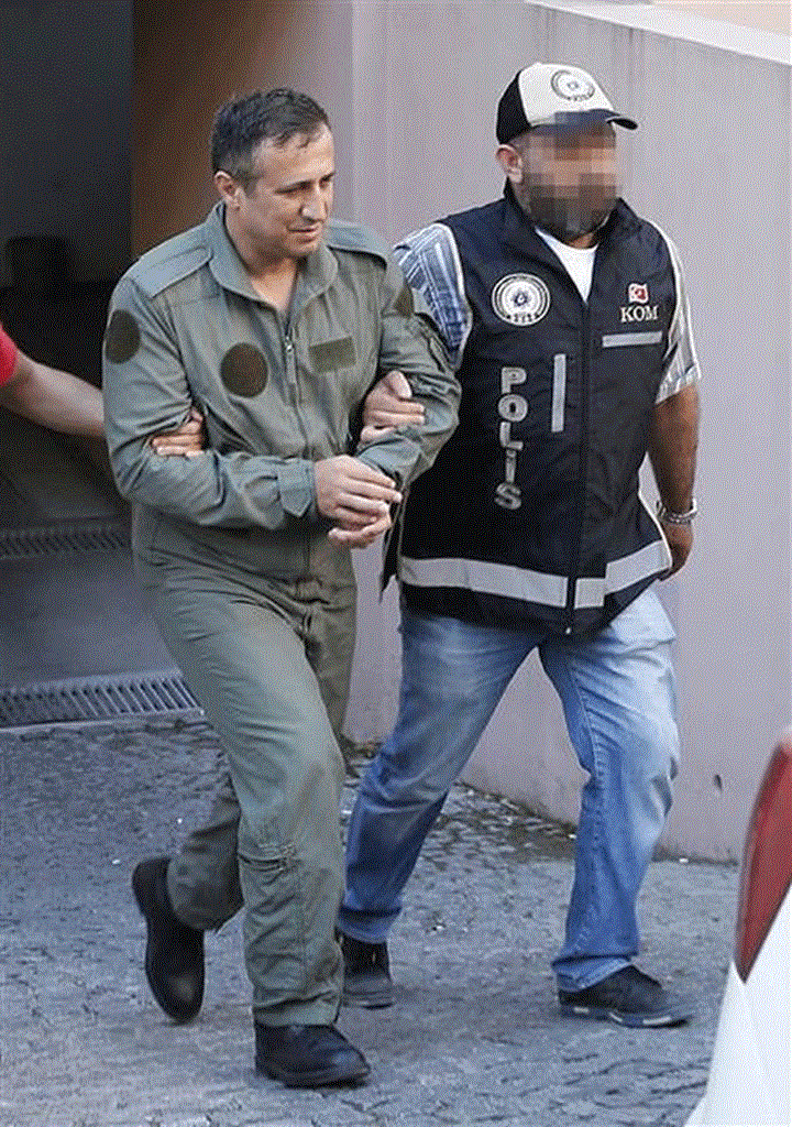 Αξιωματικός της αεροπορίας στρατού ένας από τους συλληφθέντες