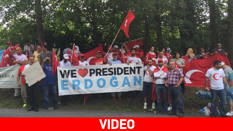 Υποστηρικτές του Ερντογάν διαδήλωσαν έξω από το σπίτι του Γκιουλέν στις ΗΠΑ