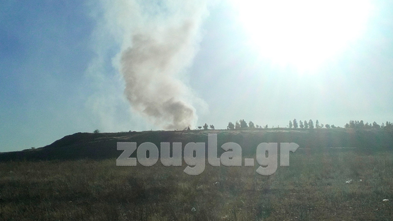 Kαίγεται η χωματερή των Λιοσίων – Iσχυρές δυνάμεις της πυροσβεστικής στο σημείο
