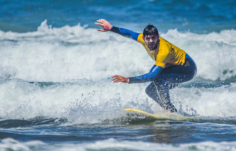 Ο γιος του Στέργιου... πλατσουρίζει με τα κύματα!
