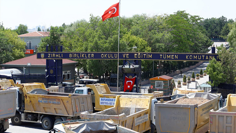 Φορτηγά έκλεισαν την κεντρική πύλη του Κέντρου Τεθωρακισμένων στην Άγκυρα