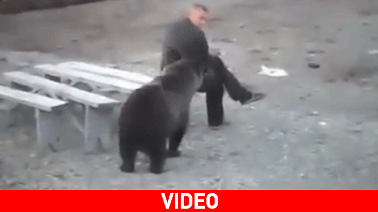 Ρωσία: Η απίστευτη αντίδραση ενός άνδρα ενώ «απειλείται» από αρκούδα