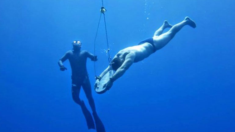 Έσπασε το πανελλήνιο ρεκόρ κατάδυσης με σκανταλόπετρα!