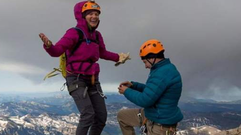 Έκανε πρόταση γάμου στα 4.000 μ. και του έπεσε το δαχτυλίδι!
