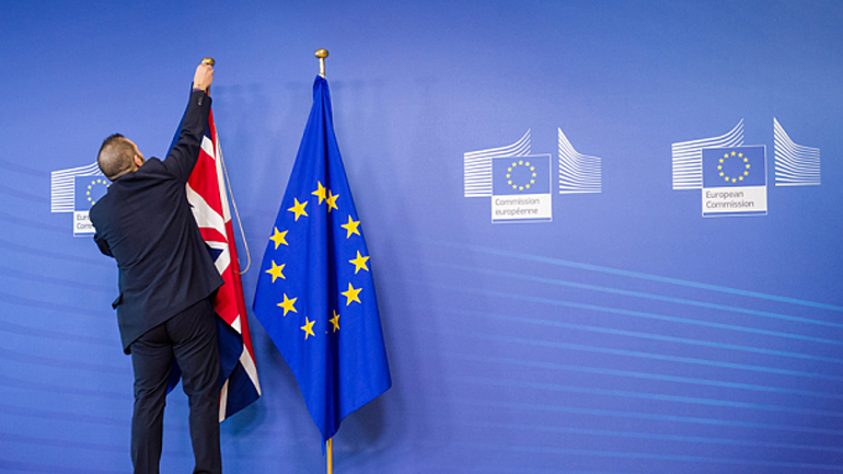 Tο Brexit πάει για το… 2017