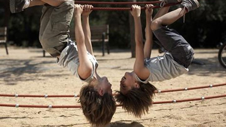 Γυμναστική στις κούνιες: Πώς γυμνάζει το κάθε παιχνίδι;