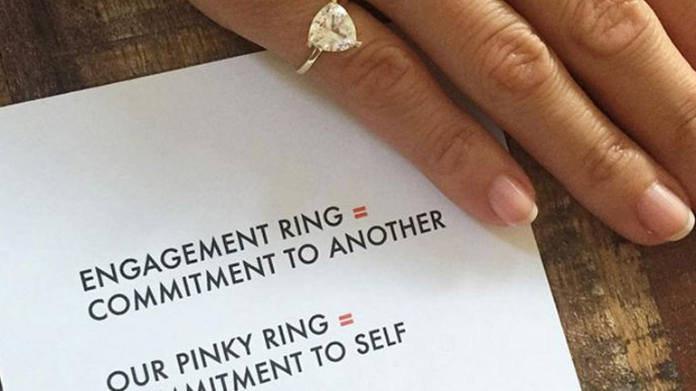 Pinky Ring: Το δαχτυλίδι που μας θυμίζει να αγαπάμε τον εαυτό μας