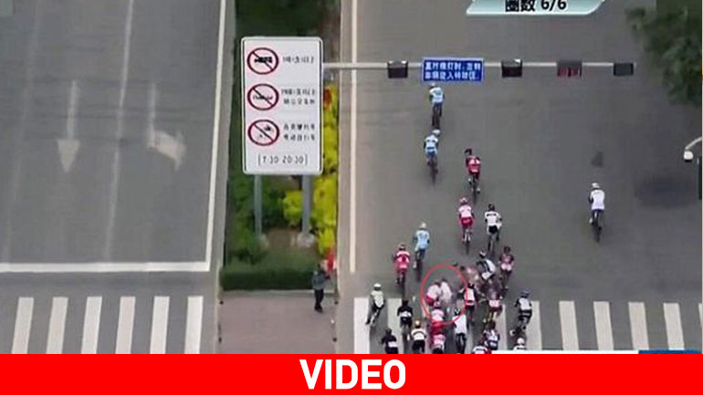 Απίστευτο περαστικό σε ποδηλατικό αγώνα: Πεζός πέρασε ανάμεσα από τα ποδήλατα! Απίστευτο περαστικό σε ποδηλατικό αγώνα: Πεζός πέρασε ανάμεσα από τα ποδήλατα!