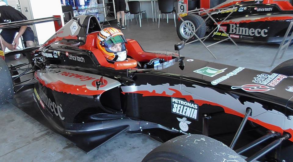 Η αγωνία εμφανής στο πρόσωπο του συμπατριώτη μας...