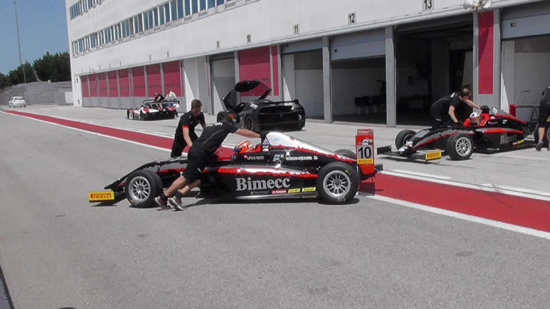 Μία από τις δοκιμές έχει ολοκληρωθεί και οι άνθρωποι της ομάδας σπρώχνουν το μονοθέσιο στα paddocks...