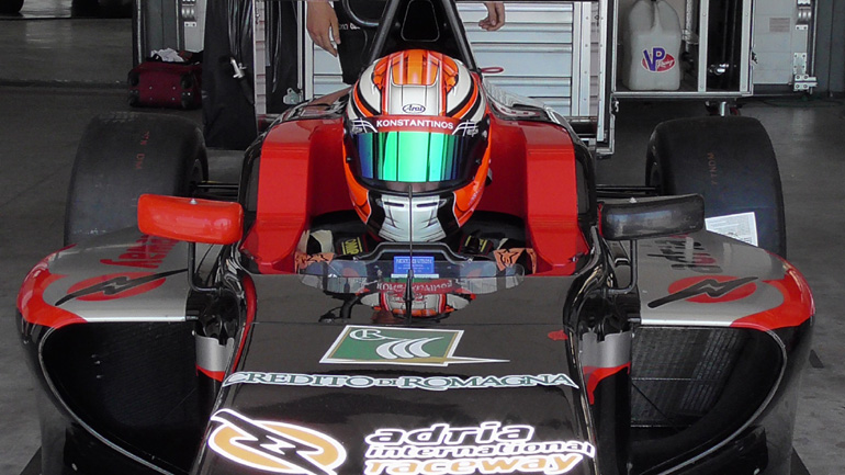 Λίγο πριν ο Έλληνας αθλητής μπει στην πίστα για να 'γράψει' γύρους...