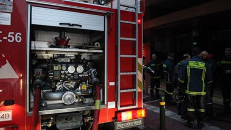 Πειραιάς: Απεγκλωβίστηκαν εννέα άτομα και ένα βρέφος από φλεγόμενο διαμέρισμα