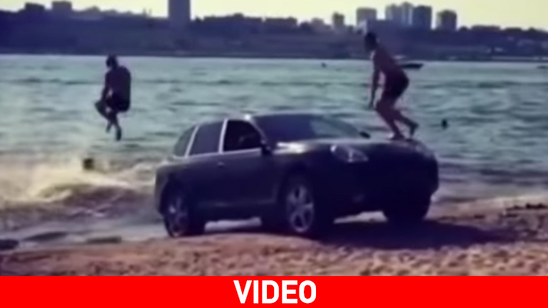 Έκαναν… τσουλήθρα την Porsche για να κάνουν βουτιές!