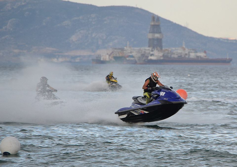Πετάει το Jet Ski; Πετάει!