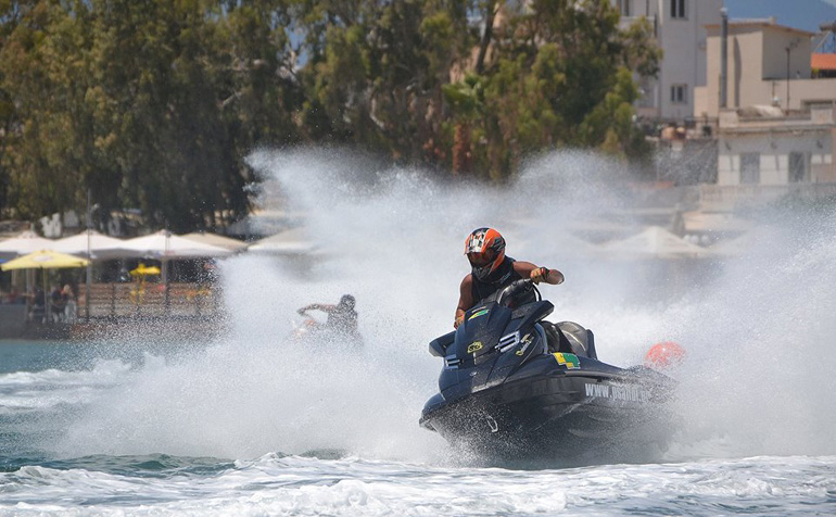 Μιλάμε για πολλά γκάζια. 1.800 κ.εκ. 300 άλογα... 