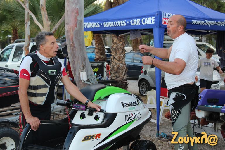 Άκου και 'μένα. Θα στρίβεις έτσι μέχρι να πέσεις... 