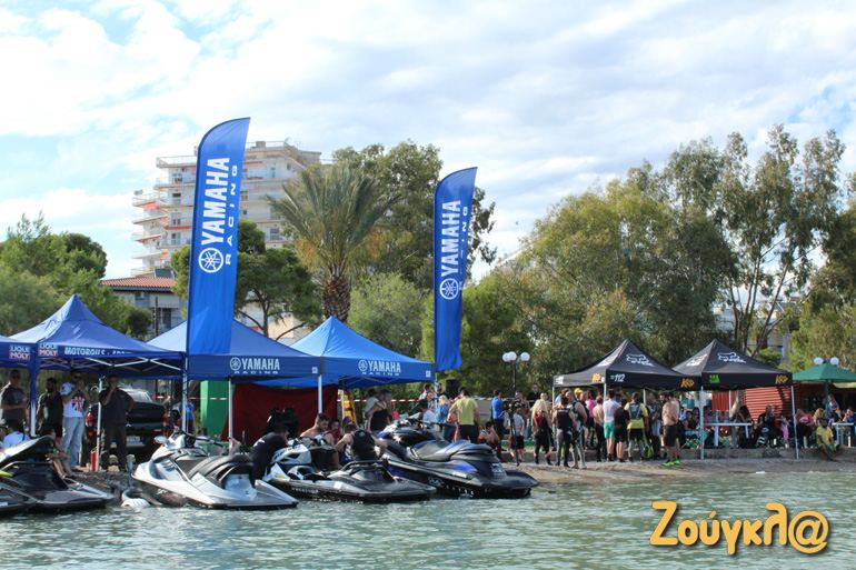 Τα... τέρατα παρατεταγμένα και οι αναβάτες παίρνουν οδηγίες από τον αλυτάρχη πριν από την εκκίνηση