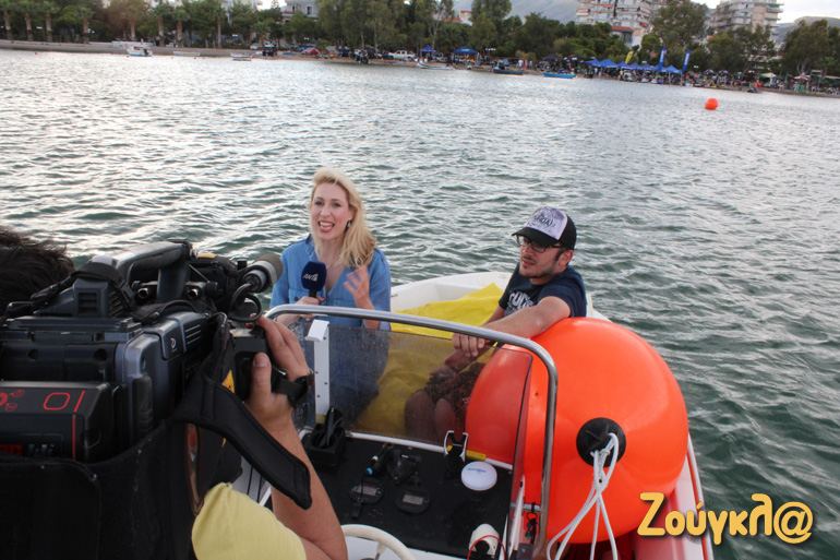 Ρεπορτάζ εν πλω από τη Ματίνα Βεντούρα. Όλα τα λεφτά όμως είναι ο... βαρκάρης!