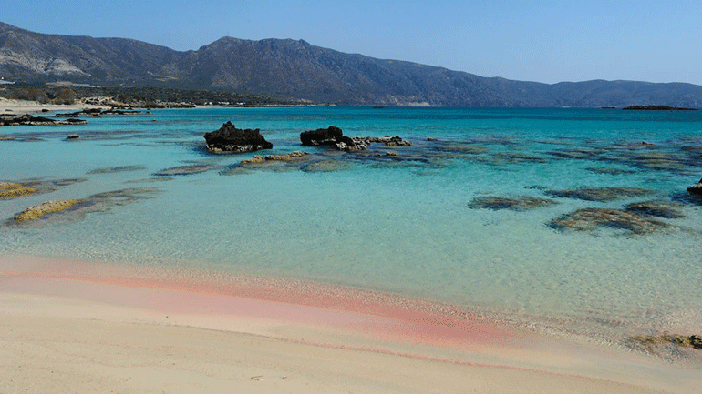 Με δικαστική απόφαση φεύγουν ομπρέλες και ξαπλώστρες από το Ελαφονήσι Με δικαστική απόφαση φεύγουν ομπρέλες και ξαπλώστρες από το Ελαφονήσι
