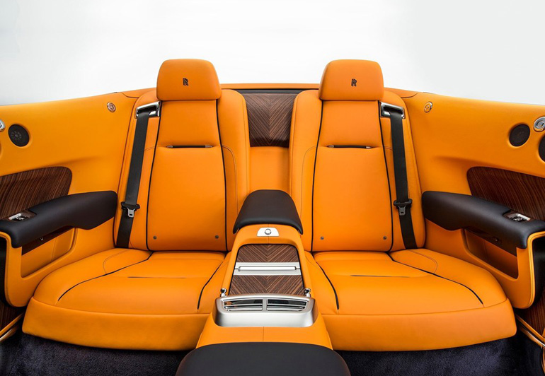 Οι πίσω επιβάτες έχουν το δικό τους κάθισμα...