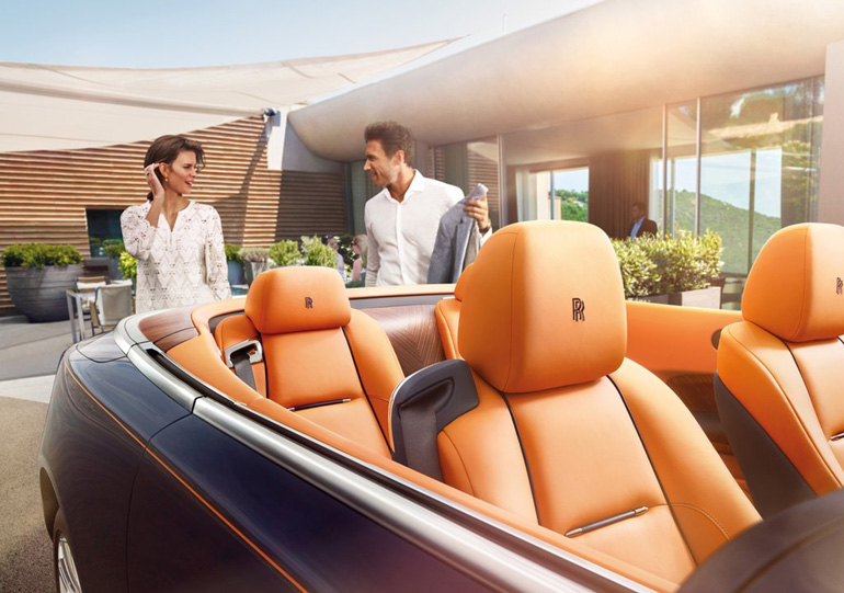 Τα αρχικά RR ραμμένα στα δερμάτινα καθίσματα  της Dawn...