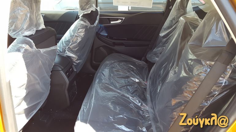 Προστατευτικά πλαστικά και στα πίσω καθίσματα...