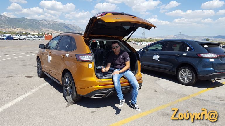 Αναμνηστική φωτογραφία μέσα στον... τεράστιο χώρο αποσκευών!