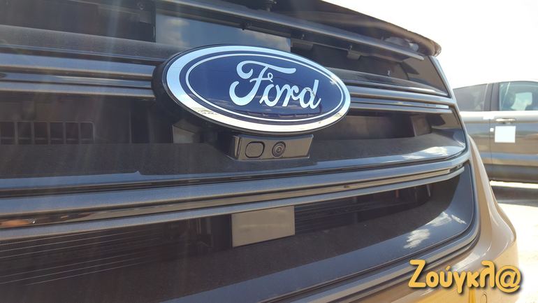 Κάμερα κάτω από εμπρός σήμα της μάρκας...