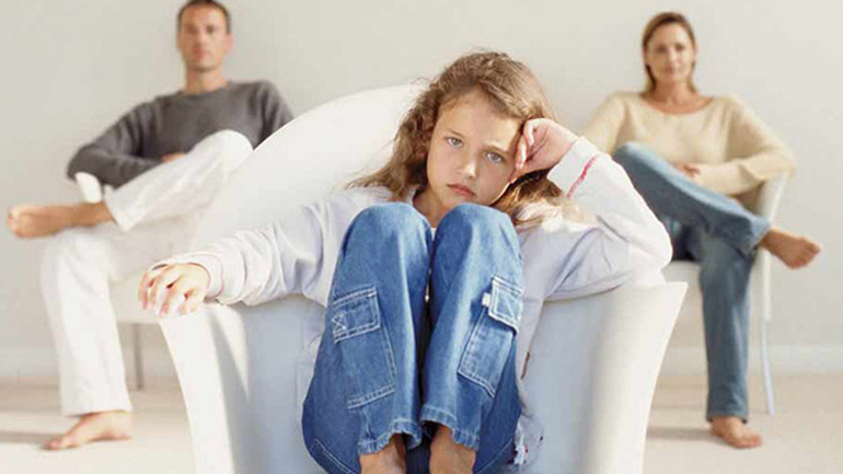 Tέσσερις συνήθειες των γονιών τόσο κακές όσο το ξύλο