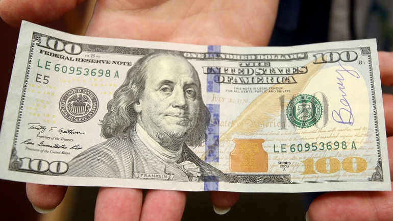 Μυστηριώδης φιλάνθρωπος μοιράζει χαρτονομίσματα των 100 δολαρίων