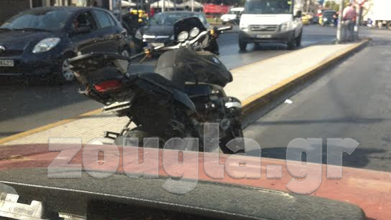 Μηχανή στη μέση του δρόμου στη συμβολή της Ιεράς Οδού με τη Θηβών