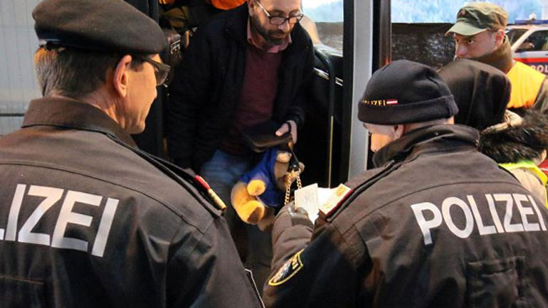 Η Βιέννη ενισχύει τις περιπολίες στα σύνορα