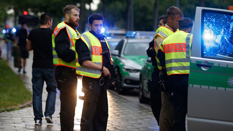 DailyMail: Συλλήψεις τριών ανδρών στο Μόναχο