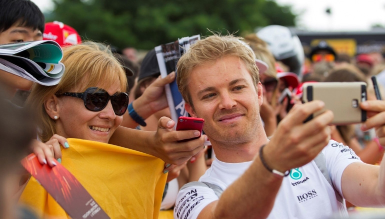 Με τη... χαρά των selfie έμεινε ο Rosberg που μαζί με την πρώτη θέση στο γκραν πρι της Ουγγαρίας έχασε και την πρώτη θέση στην βαθμολογία του πρωταθλήματος...
