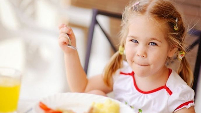 Πώς θα μάθει να τρώει μόνο του;