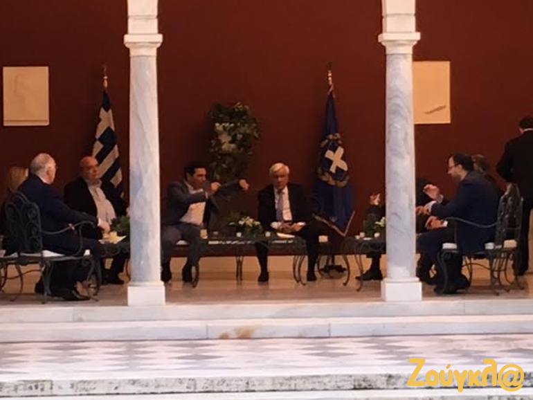 Συζήτηση στο κιόσκι