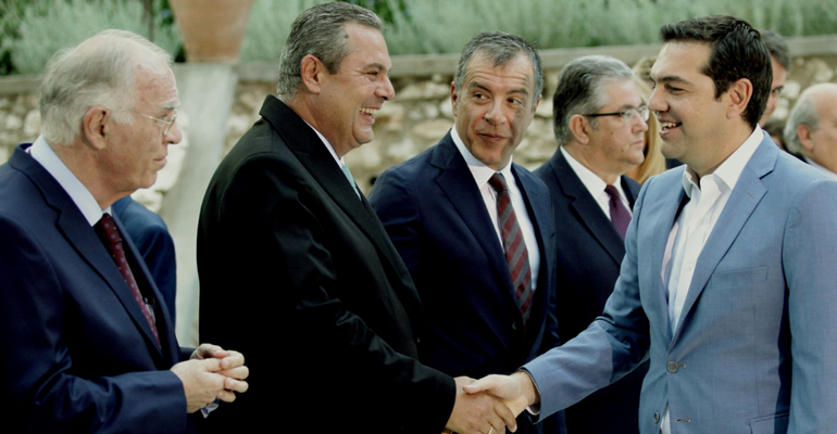 H θερμή χειραψία των δύο κυβερνητικών εταίρων