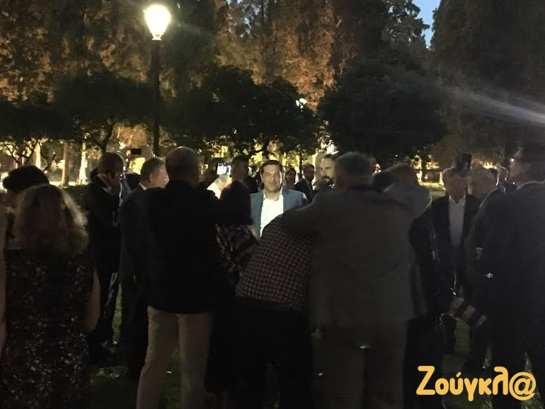 Περιτριγυρισμένος ο πρωθυπουργός