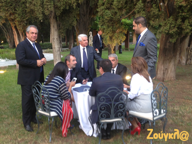 Ο Κ. Μίχαλος, η κα Κεφαλογιάννη απασχολείται με το κινητό της, ο Σίμος Κεδίκογλου συζητά στο τραπέζι