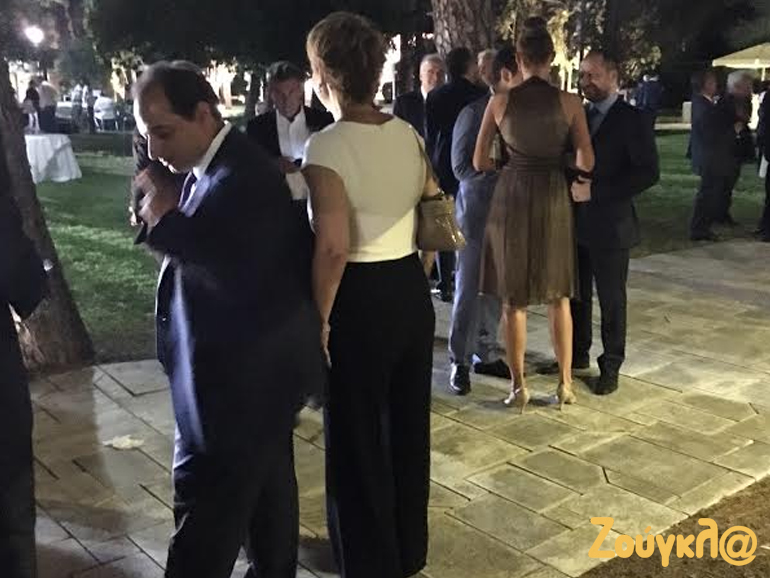 Ο κ. Σπίρτζης εν αναμονή του κ. Τσίπρα σπεύδει να αποχωριστεί το τσιγάρο