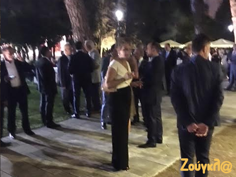 Η κα. Γεροβασίλη απολαμβάνει το τσιγάρο της