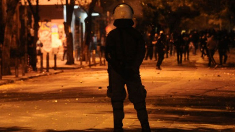 Επίθεση με βόμβες μολότοφ εναντίον αστυνομικών στο κέντρο της Αθήνας