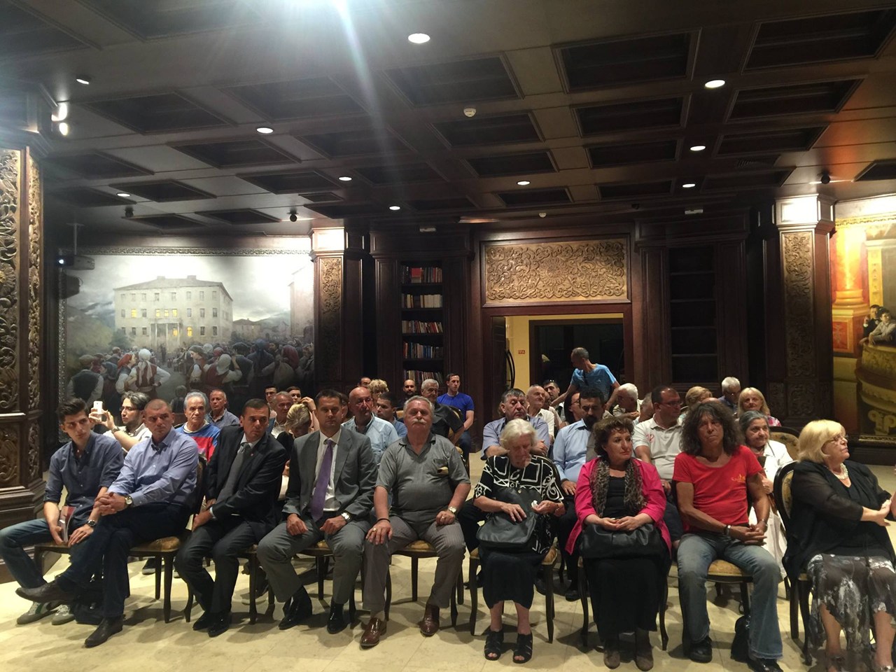 Το κοινό εορτάζει τα γενέθλια του στρατηλάτη...