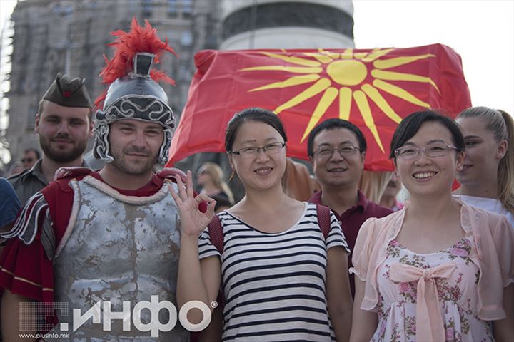 Οι τουρίστες πάντως φαίνονται να πείθονται από τις κιτς εκδηλώσεις...