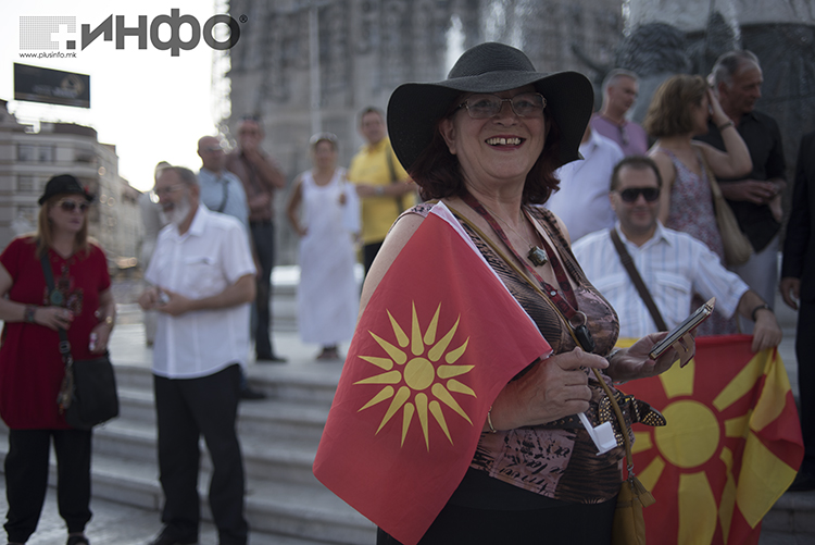 Από τα περσινά 'γενέθλια' στο άγαλμα σε κεντρική πλατεία των Σκοπίων