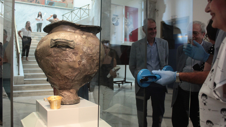 Ο «Κρατήρας της Μάχης» στο Εθνικό Αρχαιολογικό Μουσείο